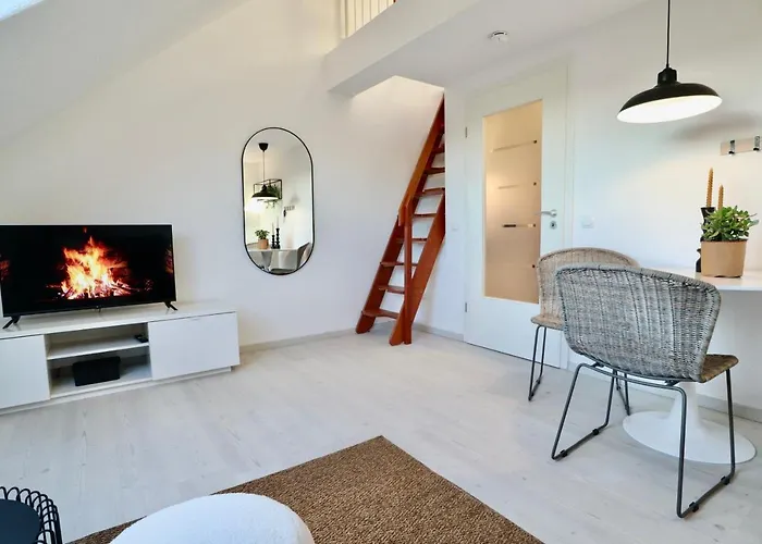 Gallery Apartment: Maisonette + Free Parking + Netflix